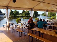 boot1  Neben der B49 auf dem Radweg entlang bis zum Gießener Boothaus, die dort ein ganz tolles Panoramablickzelt stehen haben.