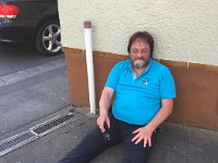 eis3  Toll, ein Schattenplatz gefunden während der Rest die Eissorten checkt.